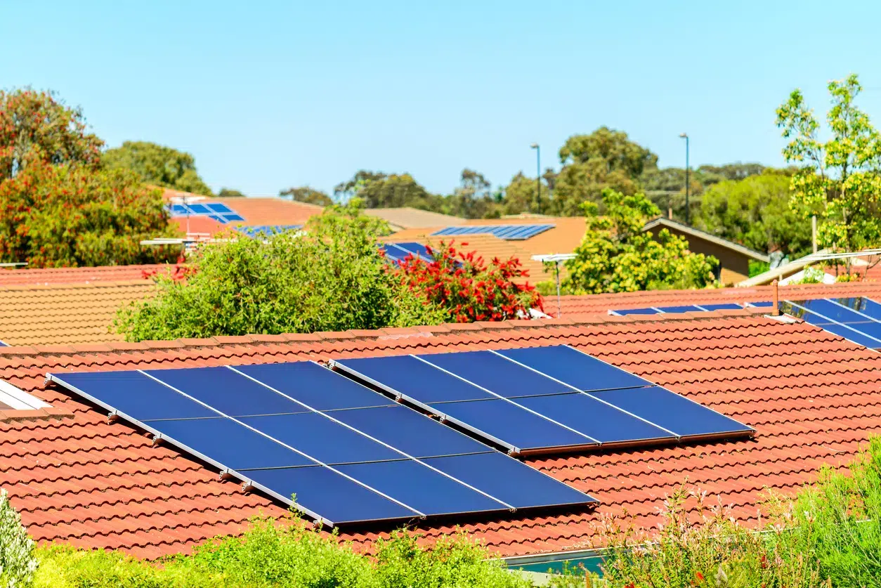 solceller på toppen af et hus